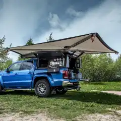 <p data-end="125" data-start="0">Alu-Cab Shadow Awning &auml;r utvecklad f&ouml;r att ge skugga under Saharas stekande sol &ndash; eller skydd under Bergens genombl&ouml;ta sommarregn.</p>

<p data-end="470" data-start="127">Markisen s&auml;tts enkelt upp genom att svepa ut den i en 270-graders b&aring;ge runt fordonet och sp&auml;nna fast den med ett band p&aring; motsatt sida av bilen. Den &auml;r sj&auml;lvb&auml;rande och kan anv&auml;ndas precis som den &auml;r vid lugnt v&auml;der. Vid vind eller kraftigt regn b&ouml;r du s&auml;kra den genom att f&auml;lla ner ett st&ouml;dben och f&auml;sta de fastmonterade stormlinorna i marken.</p>

<p data-end="626" data-start="472">Avsedd f&ouml;r montering p&aring; bilens passagerarsida. Det finns flera monteringsl&ouml;sningar tillg&auml;ngliga &ndash; vi har inkluderat de tv&aring; vanligaste nedan.<br />
<strong>OBS! </strong>V&auml;nster sida. </p>
<br />
<a href="https://www.flickr.com/photos/arctictrucksnorge/albums/72157687936501935" rel="noopener noreferrer" target="_blank">Se fler bilder h&auml;r, fr&aring;n n&aring;gra av v&aring;ra monteringar.</a>