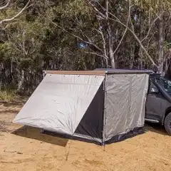 <p data-end="560" data-start="201">F&ouml;rvandla din markis till ett <strong data-end="259" data-start="231">helt&auml;ckande rum med golv</strong> &ndash; perfekt n&auml;r du beh&ouml;ver skydd mot v&auml;der, insekter eller bara vill ha lite extra avskildhet. ARB Deluxe Awning Room passar 2,5 x 2,5 m markiser och &auml;r snabbt och enkelt att montera. Det vattent&auml;ta golvet och ett separat innertak bidrar till att h&aring;lla rummet svalt och torrt &auml;ven i tuffa f&ouml;rh&aring;llanden.</p>

<p data-end="793" data-start="562">Rummet kan anv&auml;ndas som <strong data-end="613" data-start="586">myggn&auml;t eller helv&auml;ggar</strong>, beroende p&aring; v&auml;der och behov. Alla v&auml;ggpaneler (f&ouml;rutom den som vetter mot fordonet) har dubbla dragkedjor med b&aring;de t&auml;ckta och n&auml;tt&auml;cks-paneler f&ouml;r flexibel ventilation och skydd.</p>

<p data-end="847" data-start="795"><strong data-end="847" data-start="795">Det h&auml;r gillar vi med </strong><strong><span data-end="847" data-start="795">Deluxe Awning Room With Floor</span></strong><strong data-end="847" data-start="795">:</strong></p>

<ul>
	<li data-end="930" data-start="850"><strong data-end="873" data-start="850">Baksidan kan &ouml;ppnas</strong> f&ouml;r att ge &aring;tkomst till fordonets baklucka eller f&ouml;nster</li>
	<li data-end="986" data-start="933"><strong data-end="955" data-start="933">Finmaskigt myggn&auml;t</strong> som skyddar mot mygg och knott</li>
	<li data-end="1029" data-start="989"><strong data-end="1008" data-start="989">Vattent&auml;tt golv</strong> i slitstark polyeten</li>
	<li data-end="1094" data-start="1032"><strong data-end="1052" data-start="1032">Separat takpanel</strong> f&ouml;r b&auml;ttre ventilation och svalare klimat</li>
	<li data-end="1166" data-start="1097"><strong data-end="1128" data-start="1097">Kabelportar och kabelguider</strong> i h&ouml;rnen h&aring;ller elkablar organiserade</li>
	<li data-end="1217" data-start="1169">Passar markish&ouml;jder mellan <strong data-end="1217" data-start="1196">1,9 och 2,1 meter</strong></li>
	<li data-end="1279" data-start="1220">Levereras med <strong data-end="1279" data-start="1234">f&ouml;rvaringss&auml;ck, stormlinor och t&auml;ltpinnar</strong></li>
</ul>
<br />
<br />
<style type="text/css">.bruksanvisning-button {
		background-color: rgb(0,111,202);
		color: white;
		border: none;
		cursor: pointer;
		padding-top: 5px;
		padding-left: 8px;
		padding-right: 8px;
		padding-bottom: 5px;
		border-radius: 10px;
	}
</style>
