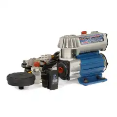 <p data-end="207" data-start="82">Kompakt och kraftfull kompressor &ndash; specialutvecklad f&ouml;r aktivering av ARB Air Lockers.</p>

<p data-end="557" data-start="209">Denna <strong data-end="244" data-start="215">kompakta ombordkompressor</strong> &auml;r designad med fokus p&aring; tillf&ouml;rlitlighet, l&aring;g ljudniv&aring; och l&aring;ng livsl&auml;ngd. Med en helt&auml;ckande kabelsats och plug-in-anslutning till Air Locker-solenoider &auml;r installationen b&aring;de snabb och smidig. Kompressorn &auml;r t&auml;tad mot fukt och damm, vilket g&ouml;r den <strong data-end="530" data-start="496">perfekt f&ouml;r tuffa f&ouml;rh&aring;llanden</strong> b&aring;de p&aring; och utanf&ouml;r v&auml;gen.</p>

<p data-end="727" data-start="559">Trots sin storlek levererar den <strong data-end="610" data-start="591">stark prestanda</strong> och fungerar utm&auml;rkt p&aring; 12V-tillbeh&ouml;rsuttag i de flesta 12V- och 24V-fordon tack vare sin <strong data-end="726" data-start="701">l&aring;ga str&ouml;mf&ouml;rbrukning</strong>.</p>

<p data-end="749" data-start="729"><strong data-end="749" data-start="729">Det lilla extra:</strong></p>

<ul>
	<li data-end="816" data-start="752">H&aring;rd-anodiserade cylinderlopp f&ouml;r minskat slitage och friktion</li>
	<li data-end="904" data-start="819">Teflonimpregnerade kolt&auml;tningar i kolfiber f&ouml;r <strong data-end="902" data-start="866">maximal livsl&auml;ngd utan underh&aring;ll</strong></li>
	<li data-end="969" data-start="907">Anodiserat f&auml;ste som avleder motorv&auml;rme och kan roteras 180&deg;</li>
	<li data-end="1028" data-start="972">Tillverkad i <strong data-end="1026" data-start="985">l&auml;ttviktsmaterial med h&ouml;g h&aring;llfasthet</strong></li>
	<li data-end="1103" data-start="1031">Flyttbart luftfilter f&ouml;r <strong data-end="1101" data-start="1056">renare luftintag och flexiblare montering</strong></li>
</ul>

<p></p>
