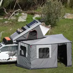 <p>F&ouml;rvandla din Alu-Cab-markis till ett komplett rum med hj&auml;lp av sidov&auml;ggar. Tillverkade i slitstark nylon med stora f&ouml;nsterpartier och integrerat myggn&auml;t, skapar v&auml;ggarna en skyddad och rymlig "f&ouml;rsta v&aring;ning" under markisen.<br />
<br />
Monteringen &auml;r enkel &ndash; v&auml;ggarna h&auml;ngs upp med kardborreband som redan sitter f&auml;rdiga p&aring; markisens insida. F&ouml;r &ouml;kad stabilitet f&auml;sts tv&aring; extra t&auml;ltpinnar i marken n&auml;r sidov&auml;ggarna monteras.<br />
<br />
Duken &auml;r rivt&aring;lig och behandlad p&aring; insidan f&ouml;r att vara helt vattent&auml;t &ndash; redo f&ouml;r alla v&auml;derf&ouml;rh&aring;llanden.<br />
<br />
<strong>OBS!</strong> V&auml;nster sida</p>
