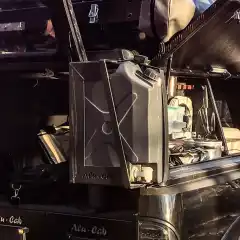 Alu-Cab Adventure 3 har plats f&ouml;r en jerrycan p&aring; sidorna av bakluckan.<br />
Jerrykannor kan anv&auml;ndas till m&aring;nga olika &auml;ndam&aring;l och finns i olika utf&ouml;randen och f&auml;rger &ndash; det &auml;r helt upp till dig vad du vill ha i dem. Det finns &auml;ven kannor som kan anv&auml;ndas f&ouml;r dricksvatten med en tappkran l&auml;ngst ner p&aring; tanken.<br />
<br />
Passar f&ouml;r b&aring;da sidorna<br />
<br />
<strong>Jerrycan:</strong> en tysk uppfinning med en amerikansk anpassning <a href="https://en.wikipedia.org/wiki/Jerrycan">&ndash; l&auml;s mer om jerrykannan h&auml;r.</a>