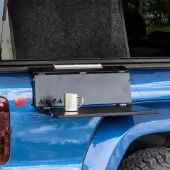 <p>Utf&auml;llbart bord som snabbt och smidigt h&auml;ngs p&aring; sidan av k&aring;pan &ndash; perfekt f&ouml;r morgonkaffet eller kv&auml;llsmaten. Bordet f&auml;sts i ett aluminiumsf&auml;ste som du enkelt monterar precis d&auml;r du vill ha det.</p>
