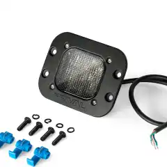 <p>Arbets-/dimljus för montering i Rival-stötfångaren. Med dessa lampor undviker du lösa eftermonterade lampor som sticker ut under bilen.</p>
<br>
<p>Lampan är specialanpassad för stötfångaren och har skruvhål som gör monteringen enklare eftersom ingen borrning behövs. LJuskällan är LED från det erkända märket OSRAM. Lamphuset och glaset är tillverkade i okrossbart polykarbonat.</p>
<br>
<br>
<p>Om bilen inte redan har arbetsljus bakåt måste en separat ledningsdragning dras.</p>