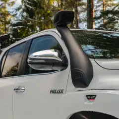 <p data-end="627" data-start="219">Om du planerar att k&ouml;ra genom djupa vatten, som floder, b&auml;ckar eller vid kraftiga regnv&auml;der d&auml;r vatten kan samlas i terr&auml;ngen, &auml;r en snorkel en viktig investering. <strong data-end="420" data-start="383">TJM Snorkel f&ouml;r Toyota Hilux 2016+</strong> flyttar luftintaget upp l&auml;ngs A-stolpen &ndash; bort fr&aring;n det utsatta motorutrymmet &ndash; och skyddar d&auml;rmed mot vattenintr&auml;ngning i motorn. Det kan vara skillnaden mellan att ta sig vidare och att f&aring; ett motorstopp.</p>

<p data-end="667" data-start="629">Utvecklad f&ouml;r extrema f&ouml;rh&aring;llanden:</p>

<p data-end="957" data-start="669">TJM:s snorklar &auml;r konstruerade i Australien &ndash; en milj&ouml; som st&auml;ller h&ouml;ga krav p&aring; b&aring;de dammskydd och h&aring;llbarhet. Genom att lyfta luftintaget till takniv&aring; minskar m&auml;ngden sand, damm och smuts som n&aring;r luftfiltret, vilket bidrar till b&auml;ttre motoreffekt, l&auml;gre underh&aring;ll och &ouml;kad drifts&auml;kerhet.</p>

<p data-end="986" data-start="959">Funktioner och f&ouml;rdelar:</p>

<ul>
	<li data-end="1062" data-start="990">Flyttar luftintaget till taklinjen f&ouml;r att skydda mot vatten och smuts</li>
	<li data-end="1130" data-start="1065">Ger effektiv filtrering vid k&ouml;rning i dammiga och torra milj&ouml;er</li>
	<li data-end="1229" data-start="1133">UV-best&auml;ndig och t&aring;lig konstruktion &ndash; byggd f&ouml;r att klara regn, salt och v&auml;xlande temperaturer</li>
	<li data-end="1287" data-start="1232">Utformad f&ouml;r <strong data-end="1285" data-start="1245">Toyota Hilux 2016 och nyare</strong></li>
	<li data-end="1364" data-start="1290">F&ouml;rb&auml;ttrar b&aring;de livsl&auml;ngd p&aring; luftfilter och p&aring;litlighet vid terr&auml;ngk&ouml;rning</li>
</ul>
