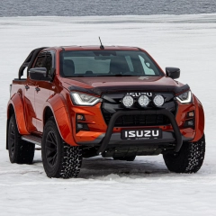 <p data-end="547" data-start="257">Skydda motorhuven p&aring; din Isuzu D-Max mot stenskott, insekter och smuts &ndash; ett robust och funktionellt tillbeh&ouml;r som hj&auml;lper dig att h&aring;lla b&aring;de lacken och vindrutan i toppskick, oavsett v&auml;glag eller &aring;rstid. Perfekt f&ouml;r dig som anv&auml;nder din D-Max som arbetsredskap, &auml;ventyrspartner eller b&aring;da.</p>

<p data-end="816" data-start="549">Detta huvskydd &auml;r tillverkat i slitstark, UV-resistent akryl som st&aring;r emot v&auml;gsalt, sn&ouml;, grus och regn utan att spricka, gulna eller deformeras. Designat specifikt f&ouml;r Isuzu D-Max &aring;rsmodell 2021 till 2024, med exakt passform och montering helt utan behov av borrning.</p>

<p data-end="1114" data-start="818">Monteringen sker enkelt med de medf&ouml;ljande sp&auml;nnkl&auml;mmorna som f&auml;sts l&auml;ngs huvens framkant. Transparenta skyddsremsor appliceras d&auml;r kl&auml;mmorna sitter f&ouml;r att skydda lacken. En smidig och skonsam installation som du enkelt g&ouml;r sj&auml;lv &ndash; utan specialverktyg eller p&aring;verkan p&aring; bilens originalutf&ouml;rande.</p>

<h4 data-end="1130" data-start="1116">F&ouml;rdelar:</h4>

<ul>
	<li data-end="1180" data-start="1133">Skyddar huven mot stenskott, smuts och insekter</li>
	<li data-end="1246" data-start="1183">H&aring;ller vindrutan renare &ndash; b&auml;ttre sikt och mindre behov av tv&auml;tt</li>
	<li data-end="1299" data-start="1249">Enkel och skonsam montering &ndash; ingen borrning kr&auml;vs</li>
	<li data-end="1344" data-start="1302">Exakt passform f&ouml;r Isuzu D-Max (2021&ndash;2024)</li>
	<li data-end="1405" data-start="1347">T&aring;ligt material som klarar svenska v&auml;gf&ouml;rh&aring;llanden &aring;ret om</li>
</ul>

<p data-end="1405" data-start="1347"><br />
- Ett sj&auml;lvklart tillbeh&ouml;r f&ouml;r dig som anv&auml;nder din D-Max i verkligheten &ndash; oavsett om det &auml;r i skogen, p&aring; v&auml;garna eller i sn&ouml;slasket.</p>
<strong>OBS! </strong>Detta huvskydd har Arctic Trucks logotyp.