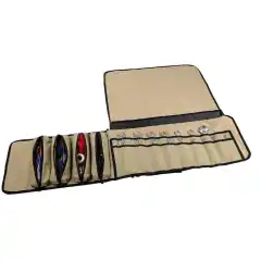 <p data-end="271" data-start="227"><strong data-end="271" data-start="227">Verktygen du beh&ouml;ver, d&auml;r du beh&ouml;ver dem</strong></p>

<p data-end="516" data-start="273">En trasig slang, en l&ouml;s bult &ndash; ibland &auml;r det sm&aring;saker som kan s&auml;tta stopp f&ouml;r stora &auml;ventyr. <strong data-end="387" data-start="366">ARB Tool Roll Bag</strong> &auml;r l&ouml;sningen f&ouml;r dig som vill ha dina viktigaste verktyg samlade, skyddade och snabbt &aring;tkomliga &ndash; oavsett var du befinner dig.</p>

<p data-end="836" data-start="518">Genomt&auml;nkt in i minsta detalj, erbjuder v&auml;skan <strong data-end="599" data-start="565">b&aring;de funktion och flexibilitet</strong>, med plats f&ouml;r allt fr&aring;n nyckelsatser till specialverktyg. Och n&auml;r jobbet kr&auml;ver att du kommer n&auml;ra fordonet, f&auml;ster du bara det inbyggda hjulskyddet med kraftfulla magneter &ndash; s&aring; kan du arbeta effektivt utan att oroa dig f&ouml;r lackskador.</p>

<hr data-end="841" data-start="838" />
<h3 data-end="870" data-start="843">EGENSKAPER OCH DETALJER</h3>

<ul data-end="1355" data-start="872">
	<li data-end="955" data-start="872">
	<p data-end="955" data-start="874"><strong data-end="896" data-start="874">T&aring;lig konstruktion</strong> &ndash; ytterskal i PVC kombinerat med slitstark cordura-foder</p>
	</li>
	<li data-end="1040" data-start="956">
	<p data-end="1040" data-start="958"><strong data-end="990" data-start="958">Fyra separata verktygsfickor</strong> &ndash; avtagbara f&ouml;r smidig organisering och &aring;tkomst</p>
	</li>
	<li data-end="1124" data-start="1041">
	<p data-end="1124" data-start="1043"><strong data-end="1072" data-start="1043">Anpassad f&ouml;r nyckelsatser</strong> &ndash; s&auml;rskilt utrymme f&ouml;r sp&auml;nnarsats eller liknande</p>
	</li>
	<li data-end="1210" data-start="1125">
	<p data-end="1210" data-start="1127"><strong data-end="1161" data-start="1127">Skydd n&auml;r du jobbar n&auml;ra bilen</strong> &ndash; avtagbart hjulskydd med integrerade magneter</p>
	</li>
	<li data-end="1293" data-start="1211">
	<p data-end="1293" data-start="1213"><strong data-end="1235" data-start="1213">L&auml;tt att h&aring;lla ren</strong> &ndash; t&aring;l tuffa milj&ouml;er och reng&ouml;rs enkelt efter anv&auml;ndning</p>
	</li>
	<li data-end="1355" data-start="1294">
	<p data-end="1355" data-start="1296"><strong data-end="1355" data-start="1296">Perfekt f&ouml;r expeditioner, garage eller f&auml;ltreparationer</strong></p>
	</li>
</ul>
