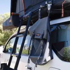 <p>Den nya Alu-Cab Muddväskan håller dina leriga skor utanför ditt tält, inom räckhåll. Muddväskan fästs med fästen på tältets sidoräcken. Designad för att hålla ett par stora vandringskängor eller två par lättare skor.</p>