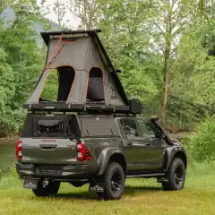 <p>Det nya Alu-Cab Gen 3-R takt&auml;ltet &auml;r v&auml;ldigt likt Expedition Gen 3.1, men erbjuder flera nya funktioner.<br />
<br />
Taket har nu en specialrullad struktur som ger &ouml;kad stabilitet till hela t&auml;ltet. Dessutom &auml;r det f&ouml;rberett f&ouml;r solcellspaneler och har integrerade genomf&ouml;ringar f&ouml;r t.ex. dieselv&auml;rmare &ndash; perfekt f&ouml;r &auml;ventyr &aring;ret runt.<br />
<br />
Inv&auml;ndigt hittar du som vanligt ett mesh-underlag, USB-uttag och energieffektiv LED-belysning. Nytt f&ouml;r denna version &auml;r &auml;ven ett praktiskt regnskydd bak och p&aring; sidorna</p>
