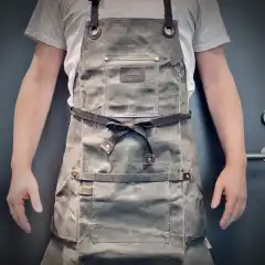 <p data-end="170" data-start="93"><strong data-end="168" data-start="93">ARB Grill Master Apron &ndash; Robust f&ouml;rkl&auml;de f&ouml;r den passionerade grillaren</strong></p>

<p data-end="469" data-start="172">Oavsett om du st&aring;r vid grillen p&aring; campingen eller i tr&auml;dg&aring;rden, &auml;r <strong data-end="265" data-start="239">ARB Grill Master Apron</strong> din b&auml;sta f&ouml;ljeslagare. Tillverkat av slitstark <strong data-end="330" data-start="314">vaxad canvas</strong> med eleganta detaljer i <strong data-end="369" data-start="355">&auml;kta l&auml;der</strong>, skyddar det dina kl&auml;der mot fettst&auml;nk och smuts samtidigt som det ger dig en praktisk arbetsyta.</p>

<p data-end="703" data-start="471">Med flera rymliga fickor f&aring;r du enkelt plats med t&auml;nger, grillredskap och andra n&ouml;dv&auml;ndigheter, s&aring; att du alltid har det du beh&ouml;ver n&auml;ra till hands. En kombination av stil, funktion och h&aring;llbarhet &ndash; perfekt f&ouml;r varje grillm&auml;stare.</p>
 

<p>One size fits most.</p>
