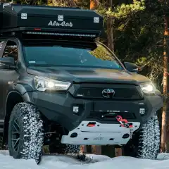 <h1>Robust Rival aluminiums stötfångare till Toyota Hilux (2021+)</h1>
<p>Stötfångaren har fästen för invändig monterad vinsch med gångjärnsfäste för skyltplatta framför vinschkroken.</p>
<br>Medföljer Rivals egna kurvbelysning från Osram.
<br>
<br>2x återhämtningspunkter för montering av exempelvis Factor 55 Crosby snäppfäste.
<br>
<br>Godkänd för användning i Norge, medföljer godkännandepapper.
<br>
<br>
<style>
<br>	.bruksanvisning-button {
<br>		background-color: rgb(0,111,202);
<br>		color: white;
<br>		border: none;
<br>		cursor: pointer;
<br>		padding-top: 5px;
<br>		padding-left: 8px;
<br>		padding-right: 8px;
<br>		padding-bottom: 5px;
<br>		border-radius: 10px;
<br>	}
<br></style>
<br>
<a href="https://www.rival4x4europe.com/upload/iblock/820/szbthznwj0rfbexwo950yozpzplwe3sj/2D.5722.1-NL_21_lg(eng).pdf" target="_blank" rel="noopener"><button class="bruksanvisning-button">Bruksanvisning</button></a>