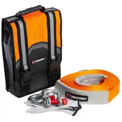 <p data-end="604" data-start="276"><strong data-end="306" data-start="276">ARB Weekender Recovery Kit</strong> &auml;r ett smart sammansatt paket f&ouml;r dig som k&ouml;r 4x4 och vill vara redo f&ouml;r ov&auml;ntade situationer. Oavsett om du tar dig an l&auml;ttare skogsstigar eller teknisk terr&auml;ng ger detta kit dig tryggheten att kunna genomf&ouml;ra en s&auml;ker och effektiv recovery &ndash; utan att ta upp on&ouml;digt utrymme i bilen.</p>

<p data-end="722" data-start="606">Perfekt f&ouml;r helg&auml;ventyr och spontana utflykter, men med komponenter av samma kvalitet som ARB:s st&ouml;rre recovery-kit.</p>

<hr data-end="727" data-start="724" />
<h3 data-end="752" data-start="729">INNEH&Aring;LL &amp; F&Ouml;RDELAR</h3>

<ul data-end="1285" data-start="754">
	<li data-end="842" data-start="754">
	<p data-end="842" data-start="756"><strong data-end="779" data-start="756">Kraftig canvasv&auml;ska</strong> &ndash; slitstark och smutsavvisande med gott om f&ouml;rvaringsutrymme</p>
	</li>
	<li data-end="932" data-start="843">
	<p data-end="932" data-start="845"><strong data-end="871" data-start="845">Snatch strap, 8 000 kg</strong> &ndash; h&ouml;gkvalitativ stropp f&ouml;r dynamisk dragkraft vid b&auml;rgning</p>
	</li>
	<li data-end="1014" data-start="933">
	<p data-end="1014" data-start="935"><strong data-end="967" data-start="935">2 x 4,75 ton st&aring;lb&aring;gschackel</strong> &ndash; galvaniserade och testade f&ouml;r tuff terr&auml;ng</p>
	</li>
	<li data-end="1120" data-start="1015">
	<p data-end="1120" data-start="1017"><strong data-end="1055" data-start="1017">R&auml;ddningshandskar (riggers gloves)</strong> &ndash; ger skydd och bra grepp vid hantering av remmar och schackel</p>
	</li>
	<li data-end="1202" data-start="1121">
	<p data-end="1202" data-start="1123"><strong data-end="1142" data-start="1123">Kompakt storlek</strong> &ndash; enkelt att f&ouml;rvara i fordonets bagage eller lastutrymme</p>
	</li>
	<li data-end="1285" data-start="1203">
	<p data-end="1285" data-start="1205"><strong data-end="1250" data-start="1205">Idealisk f&ouml;r nyb&ouml;rjare och erfarna f&ouml;rare</strong> &ndash; ett robust baspaket f&ouml;r recovery</p>
	</li>
</ul>
