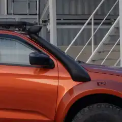 <p data-end="627" data-start="219">Om du planerar att k&ouml;ra genom djupa vatten, som floder, b&auml;ckar eller vid kraftiga regnv&auml;der d&auml;r vatten kan samlas i terr&auml;ngen, &auml;r en snorkel en viktig investering. <strong data-end="420" data-start="383">TJM Snorkel f&ouml;r Isuzu D-Max 2021+</strong> flyttar luftintaget upp l&auml;ngs A-stolpen &ndash; bort fr&aring;n det utsatta motorutrymmet &ndash; och skyddar d&auml;rmed mot vattenintr&auml;ngning i motorn. Det kan vara skillnaden mellan att ta sig vidare och att f&aring; ett motorstopp.</p>

<p data-end="667" data-start="629">Utvecklad f&ouml;r extrema f&ouml;rh&aring;llanden:</p>

<p data-end="957" data-start="669">TJM:s snorklar &auml;r konstruerade i Australien &ndash; en milj&ouml; som st&auml;ller h&ouml;ga krav p&aring; b&aring;de dammskydd och h&aring;llbarhet. Genom att lyfta luftintaget till takniv&aring; minskar m&auml;ngden sand, damm och smuts som n&aring;r luftfiltret, vilket bidrar till b&auml;ttre motoreffekt, l&auml;gre underh&aring;ll och &ouml;kad drifts&auml;kerhet.</p>

<p data-end="986" data-start="959">Funktioner och f&ouml;rdelar:</p>

<ul>
	<li data-end="1062" data-start="990">Flyttar luftintaget till taklinjen f&ouml;r att skydda mot vatten och smuts</li>
	<li data-end="1130" data-start="1065">Ger effektiv filtrering vid k&ouml;rning i dammiga och torra milj&ouml;er</li>
	<li data-end="1229" data-start="1133">UV-best&auml;ndig och t&aring;lig konstruktion &ndash; byggd f&ouml;r att klara regn, salt och v&auml;xlande temperaturer</li>
	<li data-end="1287" data-start="1232">Utformad f&ouml;r <strong data-end="1285" data-start="1245">Isuzu D-Max &aring;rsmodell 2021 och nyare</strong></li>
	<li data-end="1364" data-start="1290">F&ouml;rb&auml;ttrar b&aring;de livsl&auml;ngd p&aring; luftfilter och p&aring;litlighet vid terr&auml;ngk&ouml;rning</li>
</ul>
