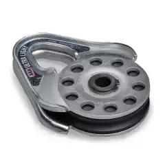 <p data-end="697" data-start="235">ARB:s snatch block &auml;r ett oumb&auml;rligt verktyg. Genom att halvera belastningen p&aring; vinschen m&ouml;jligg&ouml;r blocket att du drar fordon som annars skulle ligga utanf&ouml;r vinschens kapacitet. Samtidigt skapar den st&ouml;rre flexibilitet vid vinklade drag d&auml;r ett rakt ankarf&auml;ste inte &auml;r m&ouml;jligt. Den h&auml;r ultral&auml;tta versionen p&aring; 9000 kg &auml;r framtagen i starka, men l&auml;tta material &ndash; perfekt f&ouml;r t&auml;vlingssammanhang d&auml;r b&aring;de styrka och vikt spelar roll.</p>

<ul>
	<li data-end="796" data-start="701"><strong data-end="746" data-start="701">Arbetstryck upp till 9000 kg (20 000 lbs)</strong> &ndash; idealisk f&ouml;r t&auml;vlingsbruk och kr&auml;vande recovery</li>
	<li data-end="867" data-start="799"><strong data-end="838" data-start="799">Passar b&aring;de plasmarep och st&aring;lvajer</strong> fr&aring;n 8 till 13 mm i diameter</li>
	<li data-end="952" data-start="870">Pressformade sidopl&aring;tar i kraftigt kolst&aring;l som kl&auml;ms mot varandra under belastning</li>
	<li data-end="1016" data-start="955">Sj&auml;lvr&auml;tande design &ndash; justerar sig automatiskt vid anv&auml;ndning</li>
	<li data-end="1084" data-start="1019">S&auml;kra, rundade kanter f&ouml;r snabb och enkel hantering utan kl&auml;mrisk</li>
	<li data-end="1209" data-start="1087"><strong data-end="1118" data-start="1087">Oljeimpregnerad vanadinaxel</strong> med l&aring;g friktion och l&aring;ng h&aring;llbarhet &ndash; kr&auml;ver ingen extra sm&ouml;rjning i normala f&ouml;rh&aring;llanden</li>
	<li data-end="1294" data-start="1212">Pulleyhjul i tv&aring; delar med <strong data-end="1265" data-start="1239">sj&auml;lvsm&ouml;rjande polymer</strong> &ndash; skonsamt mot vajer och rep</li>
	<li data-end="1364" data-start="1297"><strong data-end="1320" data-start="1297">V&auml;ger endast 2,4 kg</strong> &ndash; upp till 50 % l&auml;ttare &auml;n likv&auml;rdiga block</li>
	<li data-end="1393" data-start="1367"><strong data-end="1393" data-start="1367">Pulleydiameter: 112 mm</strong></li>
	<li data-end="1458" data-start="1396">Kompatibel med schackelstorlekar upp till 8,5 ton (18 739 lbs)</li>
</ul>
