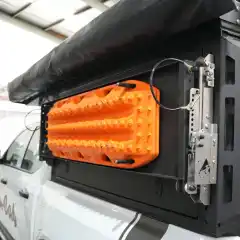 <p>Bord med f&auml;ste f&ouml;r Maxtrax sandstege. Monteras p&aring; Alu-Cab ModCAP.</p>
