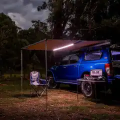 <p data-end="351" data-start="134"><strong data-end="172" data-start="134">Snabb att f&auml;lla upp - redo p&aring; n&aring;gra sekunder.</strong> Denna robusta och smart designade markis fr&aring;n ARB monteras enkelt p&aring; sidan av takr&auml;cket eller lasth&aring;llarna och f&ouml;rvaras snyggt i ett slitstarkt PVC-fodral eller aluminiumkassett.</p>

<p data-end="569" data-start="353">Perfekt f&ouml;r dig som vill ha <strong data-end="418" data-start="381">skydd mot sol och regn p&aring; nolltid</strong> &ndash; och dessutom slippa kr&aring;ngla med separat belysning. Med <strong data-end="517" data-start="476">inbyggd LED-belysning i markistaketet</strong> har du b&aring;de skugga och ljus i ett enda smart paket.</p>

<p data-end="596" data-start="571">D&auml;rf&ouml;r gillar vi den:</p>

<ul>
	<li data-end="667" data-start="599">Tillverkad i slitstark <strong data-end="647" data-start="622">300gsm ripstop canvas</strong> med PU-bel&auml;ggning</li>
	<li data-end="716" data-start="670">100 % <strong data-end="714" data-start="676">vattent&auml;t och UV-skyddad (UVP 50+)</strong></li>
	<li data-end="770" data-start="719">Justerbara <strong data-end="768" data-start="730">teleskopben i anodiserat aluminium</strong></li>
	<li data-end="823" data-start="773">F&ouml;rst&auml;rkta aluminiumprofiler f&ouml;r &ouml;kad stabilitet</li>
	<li data-end="867" data-start="826">Kardborref&auml;sten f&ouml;r s&auml;ker takf&ouml;rankring</li>
	<li data-end="913" data-start="870">Levereras med <strong data-end="913" data-start="884">t&auml;ltpinnar och stormlinor</strong></li>
</ul>
 

<p data-end="944" data-start="915">Integrerad LED-belysning:</p>

<ul>
	<li data-end="984" data-start="947">Upp till <strong data-end="982" data-start="956">1 200 lumen ljusstyrka</strong></li>
	<li data-end="1043" data-start="987">Tv&aring; f&auml;rgtemperaturer: <strong data-end="1041" data-start="1009">kallvitt och b&auml;rnstensf&auml;rgat</strong></li>
	<li data-end="1100" data-start="1046"><strong data-end="1064" data-start="1046">Dimmerfunktion</strong> och <strong data-end="1098" data-start="1069">12V ciggplugg med s&auml;kring</strong></li>
	<li data-end="1161" data-start="1103">Inbyggd i taket &ndash; ingen montering eller extra lampor kr&auml;vs</li>
</ul>
<br />
<br />
Finns i tv&aring; olika storlekar: 2 x 2,5m eller 2,5 x 2,5m