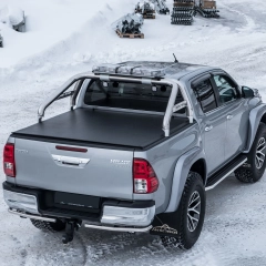 <p data-end="217" data-start="145"><strong data-end="217" data-start="145">V&auml;derskydd | Enkel montering | Kompatibel med Arctic Trucks flakb&aring;ge</strong></p>

<p data-end="370" data-start="219">Skydda lasten p&aring; flaket mot regn, sn&ouml; och smuts med <strong data-end="295" data-start="271">Truxedo&copy; flaklock</strong> &ndash; ett slitstarkt och flexibelt kapell som enkelt rullas ut.</p>

<p data-end="518" data-start="372">Flak&ouml;verdraget f&auml;sts smidigt l&auml;ngs flakets kanter med kardborreband och s&auml;kras i bakre delen vid bakluckan f&ouml;r ett skyddat och s&auml;kert lastutrymme.</p>

<p data-end="538" data-start="525"><br />
F&ouml;rdelarna med Truxedo flaklock:</p>

<ul>
	<li data-end="593" data-start="541">H&aring;ller lasten torr och skyddad fr&aring;n v&auml;der och vind</li>
	<li data-end="641" data-start="596">Enkel och snabb montering med kardborreband</li>
	<li data-end="694" data-start="644">L&aring;ses inv&auml;ndigt vid bakluckan f&ouml;r extra s&auml;kerhet</li>
	<li data-end="739" data-start="697">Tillverkat i extremt slitstarkt material</li>
	<li data-end="784" data-start="742">Kompatibelt med <strong data-end="784" data-start="758">Arctic Trucks flakb&aring;ge</strong></li>
</ul>
