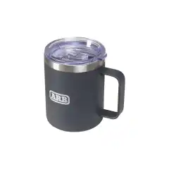 <p data-end="437" data-start="161"><strong data-end="189" data-start="161">ARB Insulated Camper Mug</strong> &auml;r den perfekta muggen f&ouml;r campinglivet och alla utomhus&auml;ventyr. Tillverkad i <strong data-end="303" data-start="268">dubbelv&auml;ggig 304 rostfritt st&aring;l</strong> som h&aring;ller drycker varma eller kalla l&auml;ngre, oavsett om det g&auml;ller morgonkaffet vid l&auml;gerelden eller iskallt vatten p&aring; en varm dag.</p>

<p data-end="658" data-start="439">Muggen rymmer <strong data-end="463" data-start="453">320 ml</strong> och &auml;r utrustad med ett <strong data-end="516" data-start="488">plastlock med spillskydd</strong>, s&aring; att din dryck &auml;r s&auml;ker &auml;ven n&auml;r du &auml;r i r&ouml;relse. Den eleganta <strong data-end="602" data-start="583">charcoal-f&auml;rgen</strong> g&ouml;r att den passar lika bra p&aring; kontoret som i skogen.</p>

