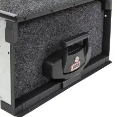 <p data-end="511" data-start="179">Outback Solutions Modular Roller Drawer System &auml;r en helt modul&auml;r f&ouml;rvaringsl&ouml;sning som kan anpassas efter b&aring;de ditt fordon och dina behov. Systemet &auml;r exklusivt fr&aring;n ARB och passar en rad olika fordonstyper, inklusive kombibilar, pickuper (&auml;ven extra cab) och trailers. Det kan &auml;ven anv&auml;ndas i andra milj&ouml;er som f&ouml;rr&aring;d och lager.</p>

<p data-end="753" data-start="513">Roller Drawer-modulen &auml;r perfekt f&ouml;r praktisk f&ouml;rvaring av exempelvis &aring;terh&auml;mtningsutrustning, verktyg eller kl&auml;der. Den fasta toppen ger en plan yta som kan anv&auml;ndas f&ouml;r att stapla andra moduler ovanp&aring; eller f&ouml;r att lasta st&ouml;rre f&ouml;rem&aring;l.</p>
<br />
<br />
<br />
<button class="bruksanvisning-button">Bruksanvisning</button>